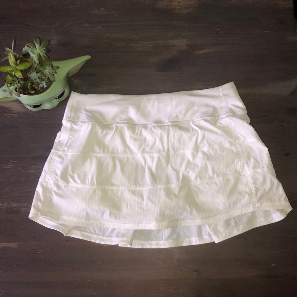 Lululemon white tennis skirt, Size 6 reg